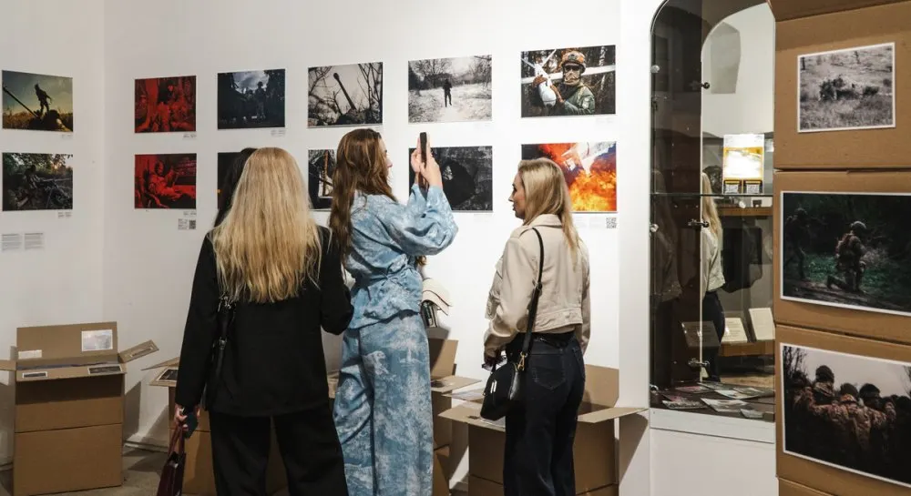 У Києво-Печерській лаврі показали 150 фото про шлях білоруських добровольців