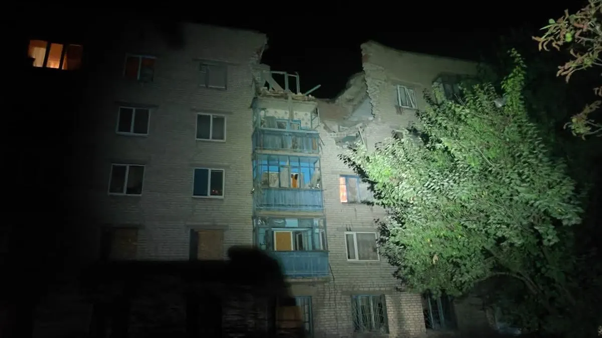 Удар по багатоповерхівці в Слов'янську: під завалами залишається людина