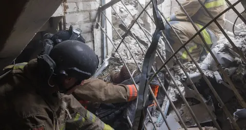 У Краматорську рятувальники дістали з-під завалів тіло загиблої жінки