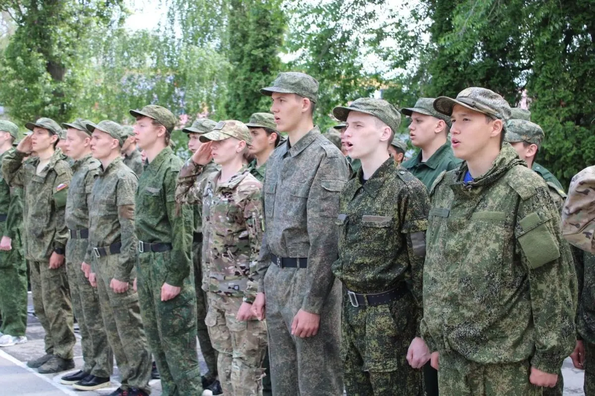 Окупанти вербують підлітків з Луганщини у військові табори