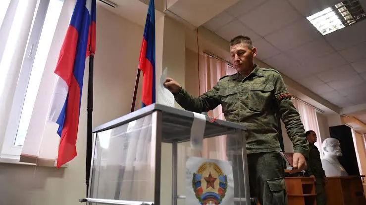 Окупанти масово "реєструють" військових на псевдовибори на Луганщині за день до голосування