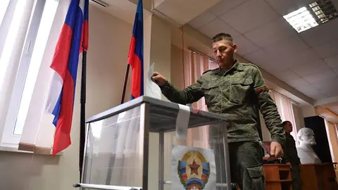 Окупанти масово "реєструють" військових на псевдовибори на Луганщині з