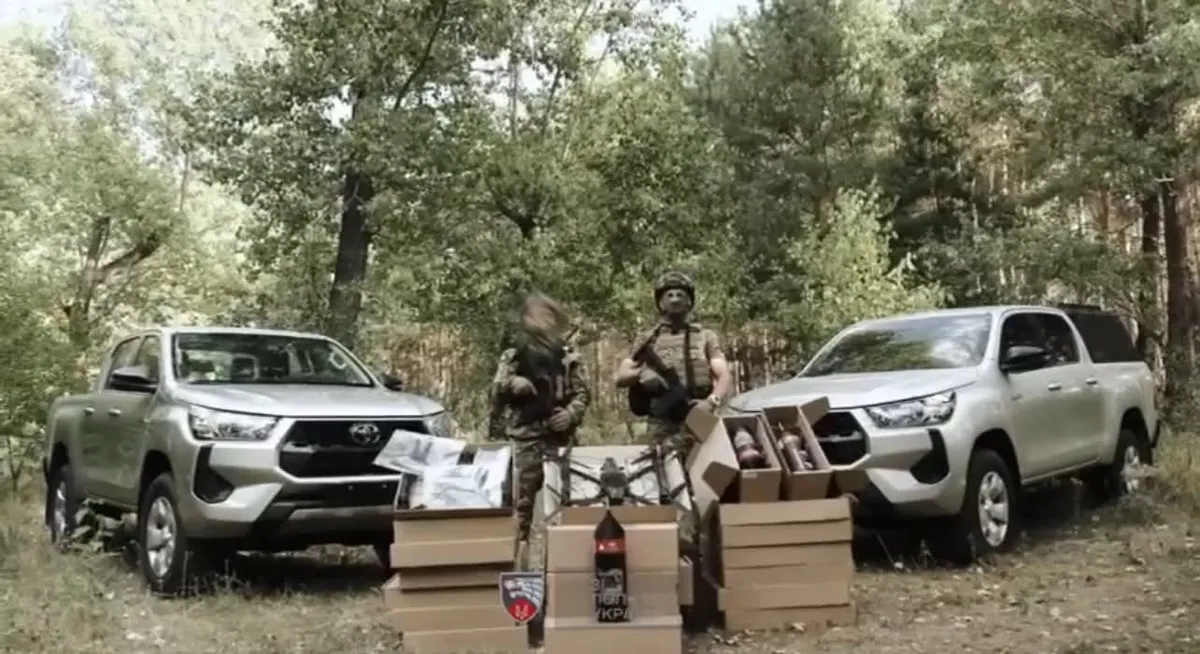 Луганщина передала бійцям ССО два пікапи та важкі дрони