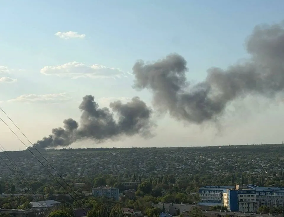 У Луганську пролунав вибух: у Кам’янобрідському районі сталася пожежа