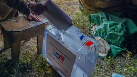 Окупанти на Луганщині дозволили голосувати не за пропискою