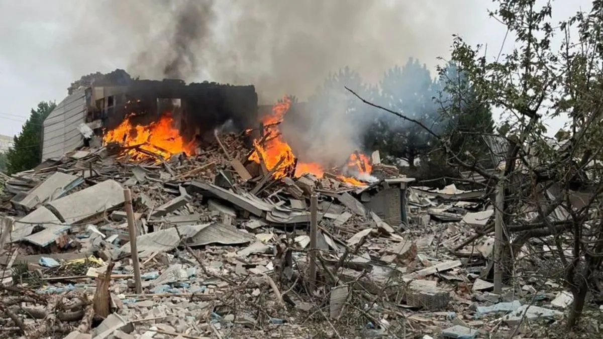 Обстріли Краматорська та Слов'янська: двоє загиблих під завалами, рятувальники показали наслідки