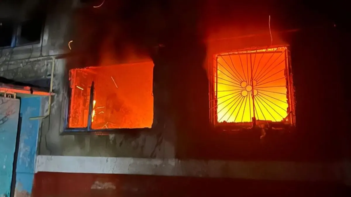 У Краматорську російський дрон влучив у п'ятиповерхівку — сталася пожежа