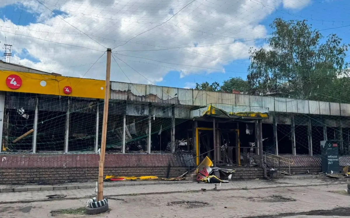 У Слов'янську через удар FPV-дрона загорівся магазин