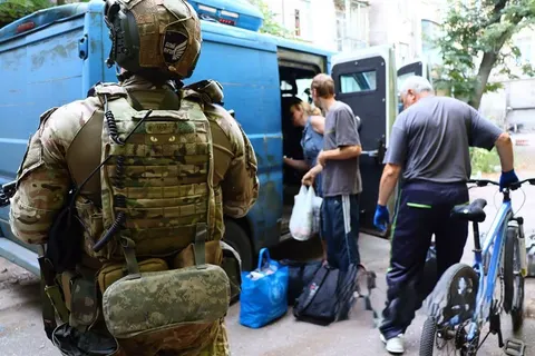 З Дружківки евакуювали трьох котів і папугу разом із мешканцями