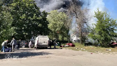 У Краматорську після ворожої атаки сталася масштабна пожежа — рятувальники лікві