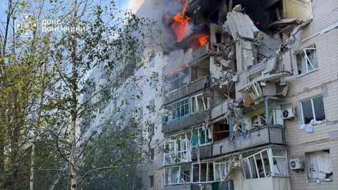 У Слов’янську російський удар зруйнував під’їзд багатоповерхівки, сталася пожежа