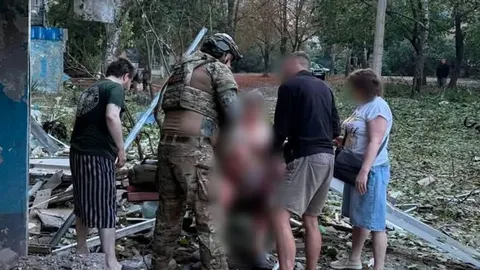 Парамедики поліції врятували людей після удару по Краматорську