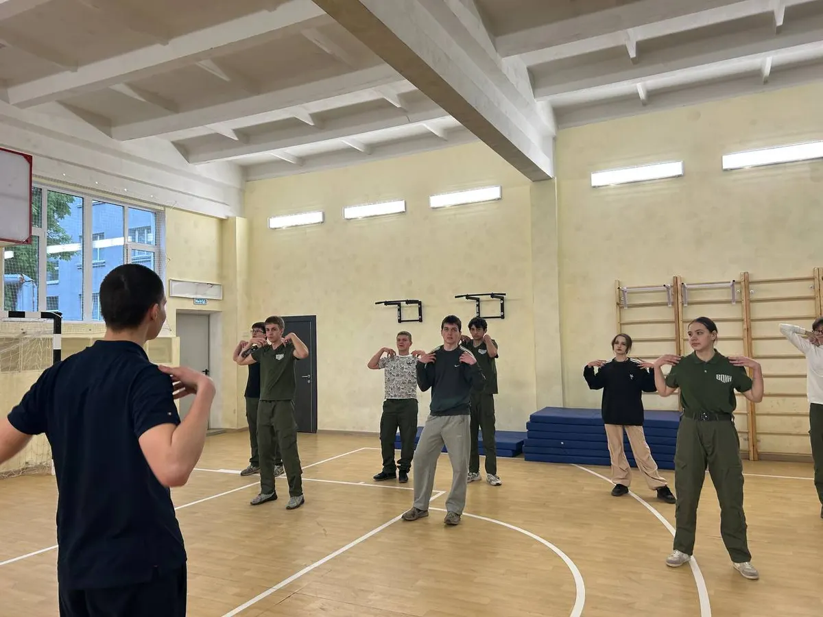 Окупанти в "лнр" знову переписали шкільну програму: дітей готують до війни