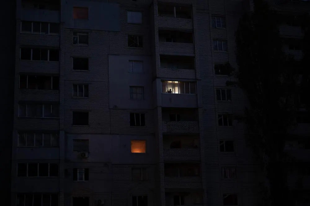 Маріуполь п'яту добу без води та світла: як місто виживає