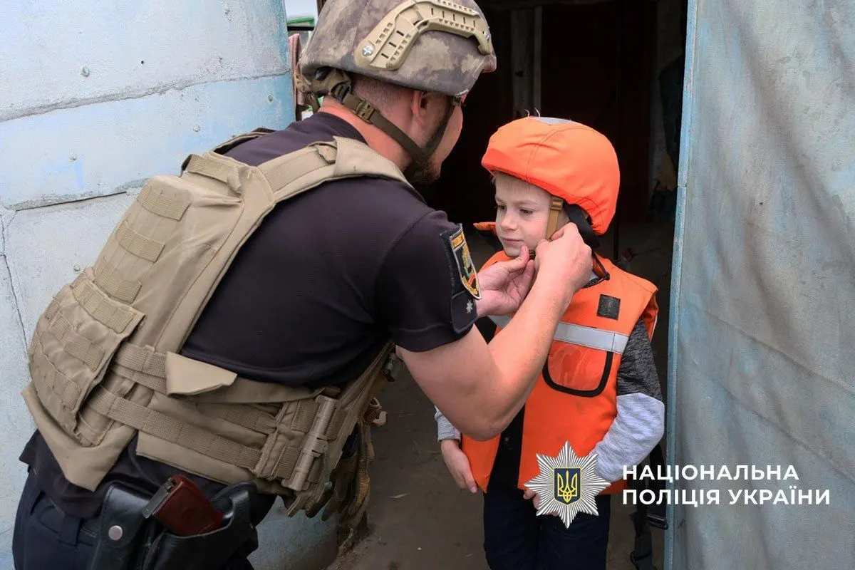 Евакуація з Донеччини: як вивозять сім'ї з дітьми та чи застосовують примус