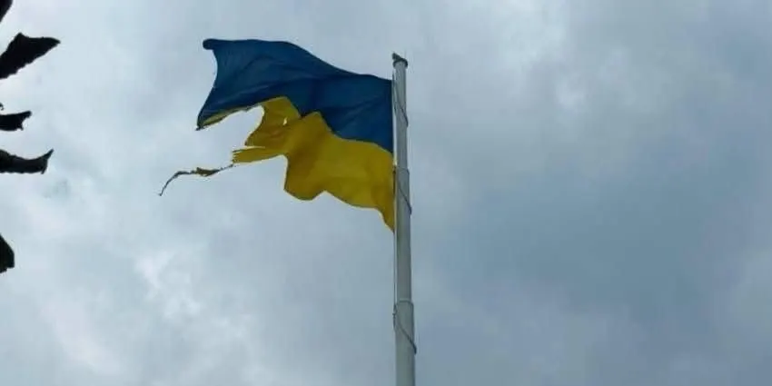 Окупанти знову поцілили у прапор України в Краматорську