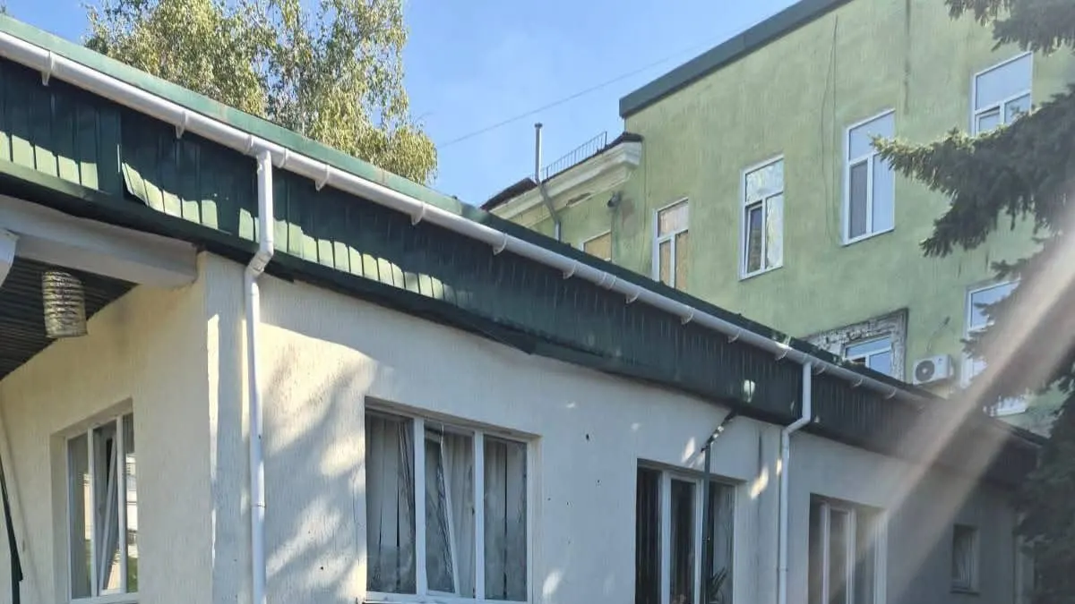 Росіяни знову вдарили по лікарні у Краматорську: є поранений