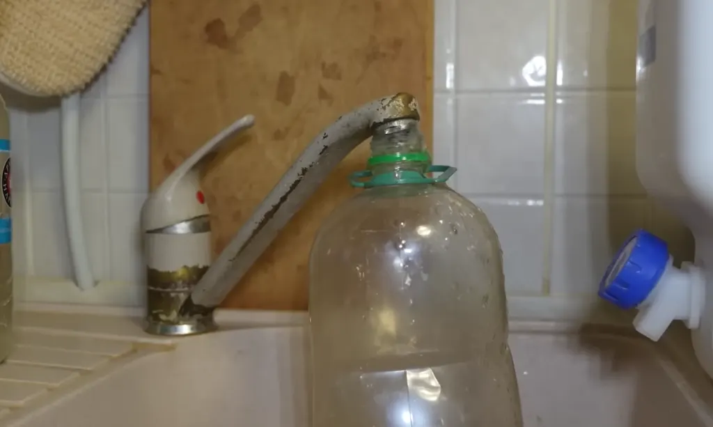 На Луганщині окупанти не можуть відновити водопостачання: воду возять по одній цистерні