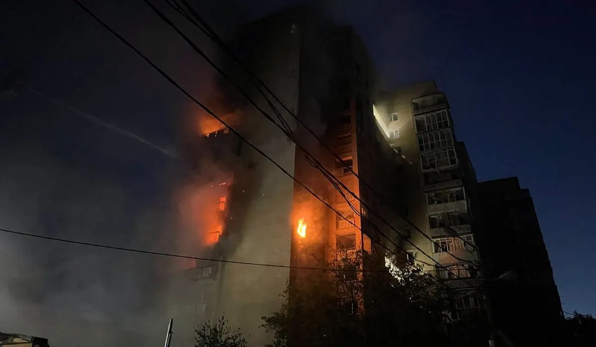 У Краматорську рятувальники дістали з-під завалів двох людей після авіаудару