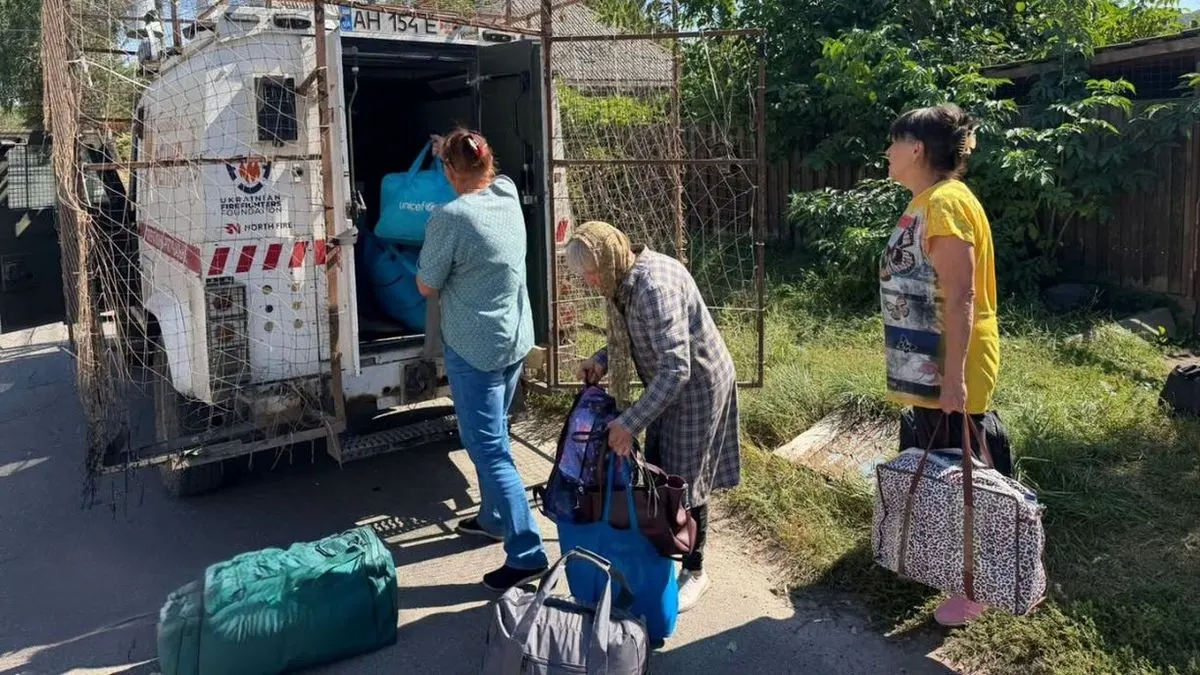 Рятувальники "Фенікс" вивозять людей зі Святогірської громади