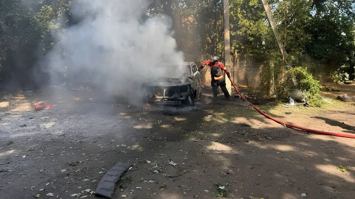 У Краматорську через ворожу атаку загорілися авто та багатоповерхівка