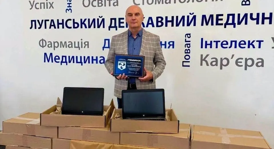 Медичний університет передав ноутбуки військовим: техніка поїде на передову