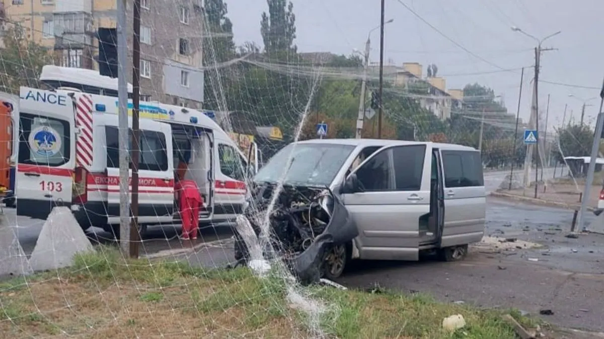 ДТП у Краматорську: рятувальники витягли з автівки двох чоловіків, один загинув
