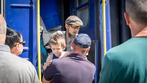 До Житомира прибув евакуаційний потяг із Донеччини та Луганщини