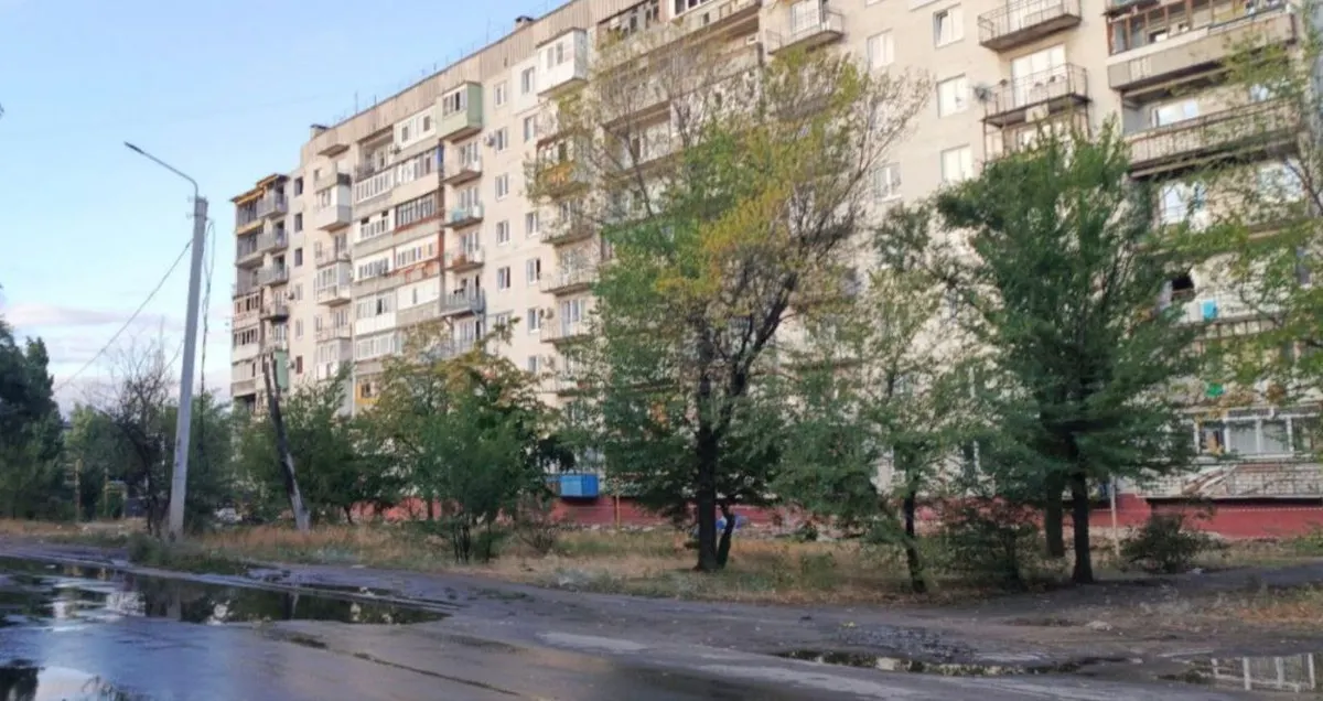 У тимчасово окупованому Сіверськодонецьку демонтували вцілілу тротуарну плитку