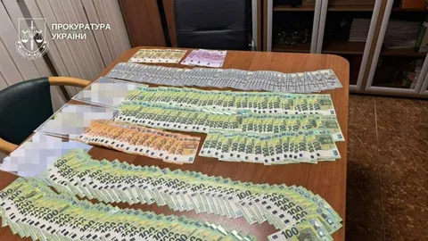 Тендер на рекламу в Луганській ОДА: трьох осіб підозрюють у заволодінні 192 тисячами гривень