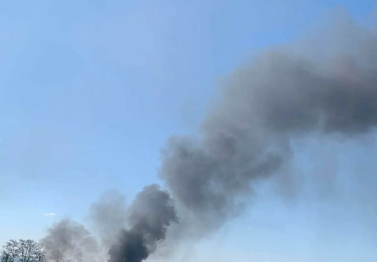 У Слов’янську через обстріл спалахнула будівля місцевого підприємства