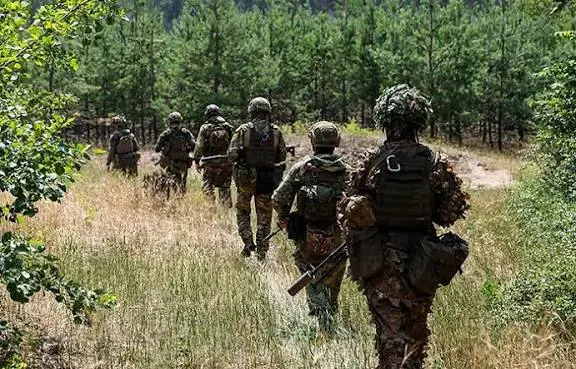 Окупанти на Покровському напрямку відправляють піхоту з рюкзаками в один бік
