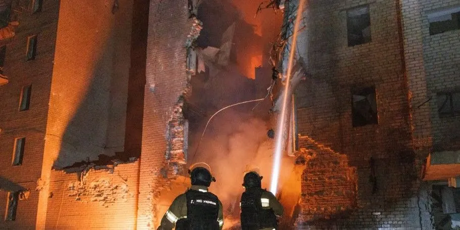 У Краматорську рятувальники спускали людей з палаючих поверхів