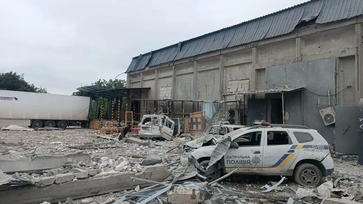 Удар по Слов'янську: пошкоджено відділення "Нової пошти", зруйновано ресторан, є поранені